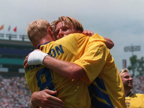 世界杯FIFA体育新闻：肯尼特·安德森和队友们在1994年国际足联世界杯上庆祝瑞典队的进球