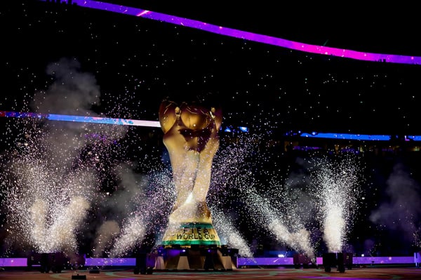 世界杯FIFA体育新闻：卡塔尔卢赛尔市 - 12月13日：体育场内部全景，2022年12月13日，在卡塔尔卢赛尔市卢赛尔体育场举行的2022年卡塔尔世界杯半决赛阿根廷对阵克罗地亚的比赛中，球员们正在进行表演。（图片由Manuel Reino Berengui/Defodi Images via Getty Images提供）