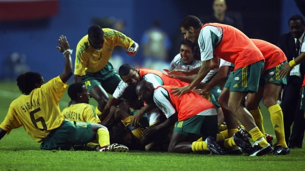 世界杯FIFA体育新闻：2002_B_Radebe_2-2_RSA_ESP