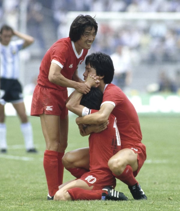 世界杯FIFA体育新闻：1986年国际足联世界杯A组比赛中，朴昌宣在墨西哥城奥林匹克大学体育场庆祝韩国队对阵阿根廷队的进球。