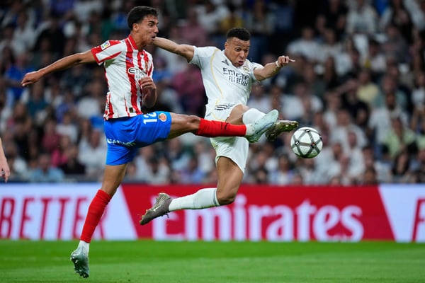 世界杯FIFA体育新闻：2026年4月10日，赫罗纳队的维托·雷斯（左）和皇家马德里队的基利安·姆巴佩（右）。