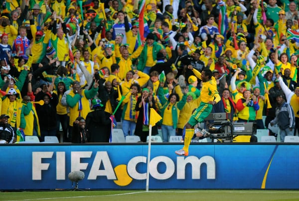 世界杯FIFA体育新闻：在2010年国际足联世界杯A组比赛中，邦加尼·库马洛在布隆方丹自由州体育场对阵法国的比赛中进球后，在南非球迷面前庆祝。