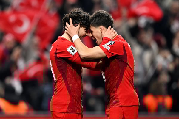 世界杯FIFA体育新闻：在2026年国际足联世界杯欧洲区预选赛C组半决赛中，土耳其队以1-0战胜罗马尼亚队，费尔迪·卡迪奥卢和阿尔达·居勒在伊斯坦布尔沃达丰公园庆祝胜利。