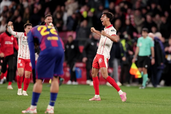 世界杯FIFA体育新闻：2026年2月16日，赫罗纳队的维托·雷斯在对阵巴塞罗那队的比赛中庆祝胜利。