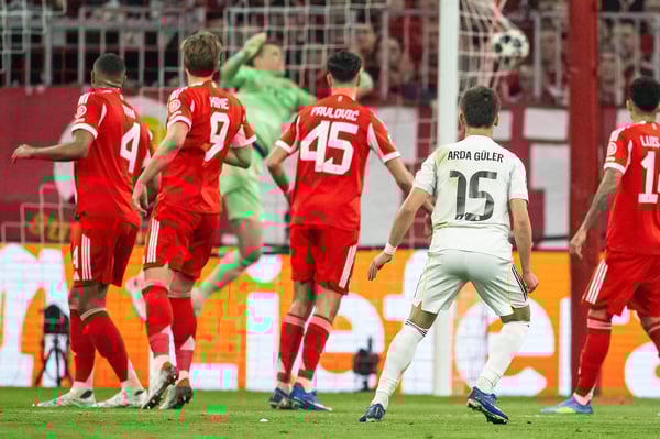 世界杯FIFA体育新闻：德国慕尼黑 - 2026年4月15日：在2025/26赛季欧冠联赛四分之一决赛次回合拜仁慕尼黑对阵皇家马德里的比赛中，皇家马德里球员阿尔达·盖勒攻破曼努埃尔·诺伊尔把守的球门，打入球队的第二个进球。比赛于2026年4月15日在德国慕尼黑的慕尼黑足球场举行。（图片由Marvin Ibo Guengoer - GES Sportfoto/Getty Images提供）