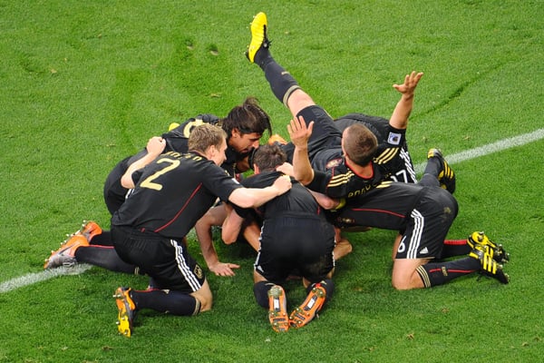 世界杯FIFA体育新闻：在2010年南非世界杯四分之一决赛中，德国队在开普敦绿点体育场以4-0战胜阿根廷队，阿尔内·弗里德里希进球后，德国球员们互相叠罗汉庆祝。