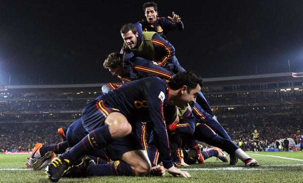 世界杯FIFA体育新闻：在2010年南非世界杯四分之一决赛中，西班牙球员在约翰内斯堡埃利斯公园球场庆祝大卫·比利亚为西班牙队打入制胜球，帮助西班牙队战胜巴拉圭队。