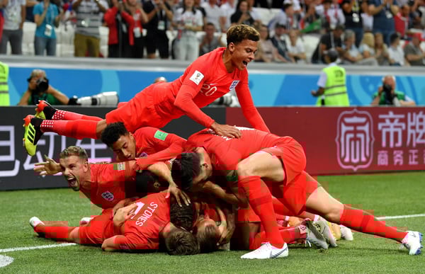 世界杯FIFA体育新闻：在2018年俄罗斯世界杯G组比赛中，英格兰球员们叠罗汉庆祝哈里·凯恩攻破突尼斯队球门。