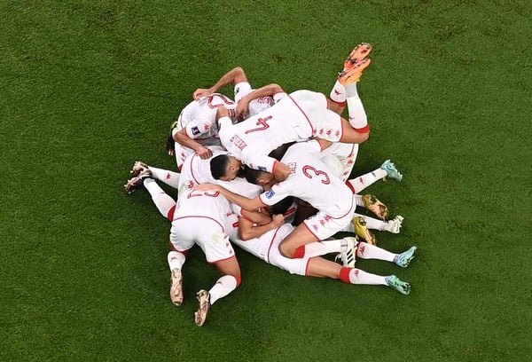 世界杯FIFA体育新闻：在2022年卡塔尔世界杯D组比赛中，突尼斯球员在赖扬教育城体育场庆祝瓦赫比·哈兹里攻破法国队球门。