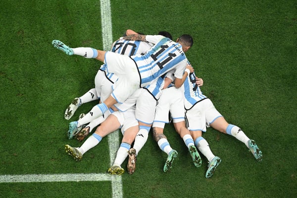 世界杯FIFA体育新闻：在2022年卡塔尔世界杯决赛中，阿根廷球员在卢赛尔体育场（位于阿尔达延）庆祝梅西攻入对阵法国的首粒进球。