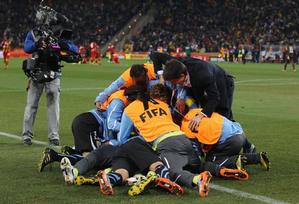 世界杯FIFA体育新闻：在2010年南非世界杯四分之一决赛中，乌拉圭队在约翰内斯堡足球城体育场点球大战战胜加纳队后，球员们互相叠罗汉庆祝。
