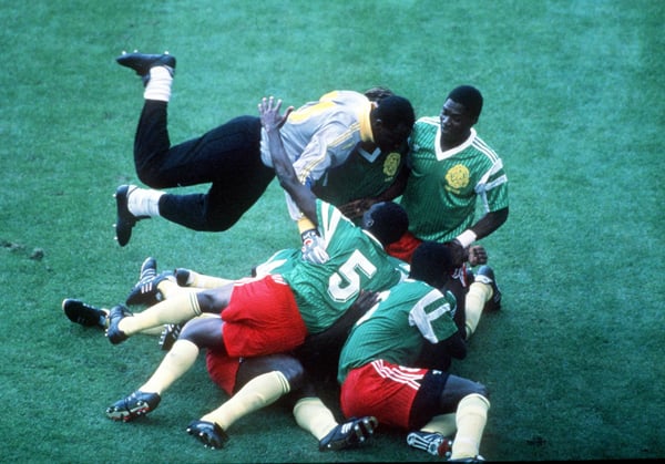 世界杯FIFA体育新闻：在1990年意大利世界杯B组小组赛中，喀麦隆球员们在米兰圣西罗球场庆祝弗朗索瓦·奥马姆-比伊克攻破阿根廷球门。