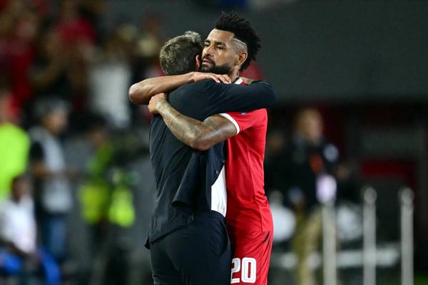 世界杯FIFA体育新闻：巴拿马球员阿尼巴尔·戈多伊拥抱教练托马斯·克里斯蒂安森