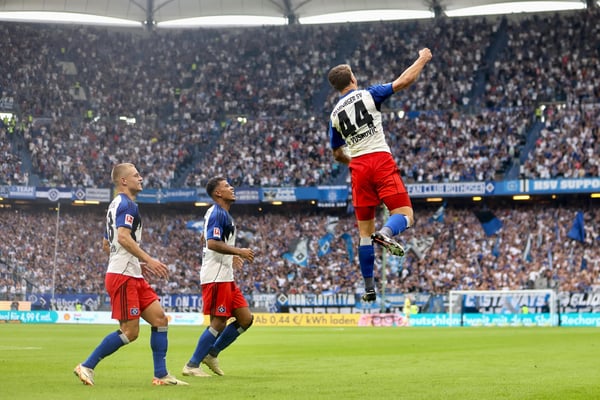 世界杯FIFA体育新闻：卢卡·武斯科维奇庆祝汉堡队进球