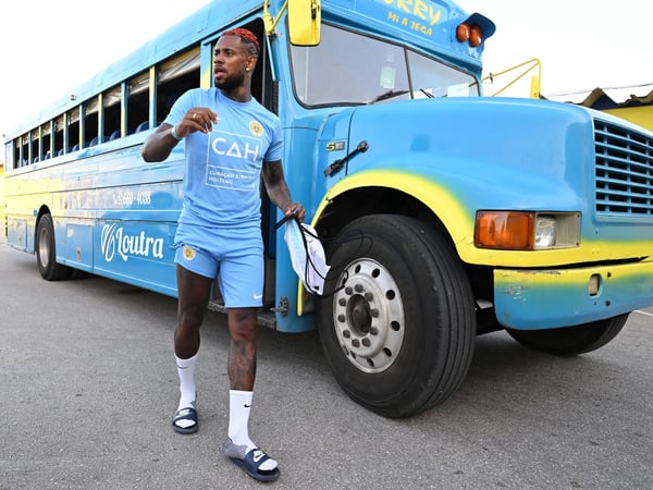 世界杯FIFA体育新闻：威廉斯塔德——在库拉索足球队训练期间，库拉索球员尤尔根·洛卡迪亚走下球队大巴。