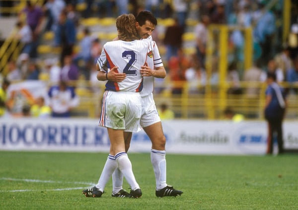 世界杯FIFA体育新闻：在1990年意大利世界杯D组比赛中，达沃·约齐奇在博洛尼亚雷纳托·达拉拉球场为南斯拉夫队攻入全场唯一进球，对手是哥伦比亚队。进球后，他与武亚丁·斯塔诺伊科维奇庆祝。