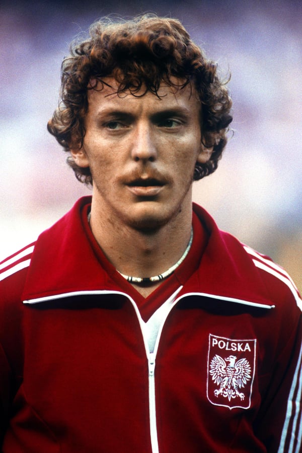 世界杯FIFA体育新闻：兹比格涅夫·博涅克在1982年西班牙世界杯A组小组赛巴塞罗那诺坎普球场波兰对阵比利时的比赛前列队。