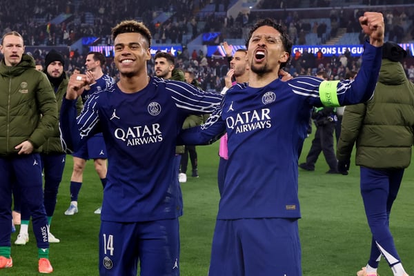 世界杯FIFA体育新闻：德西雷·杜埃和马基尼奥斯庆祝巴黎晋级