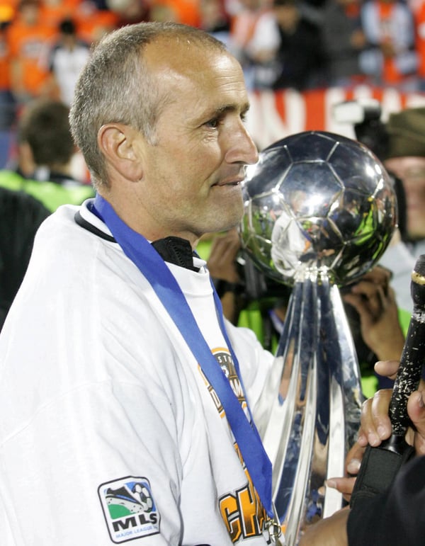 世界杯FIFA体育新闻：多米尼克·金尼尔手捧2006年美国职业足球大联盟杯奖杯