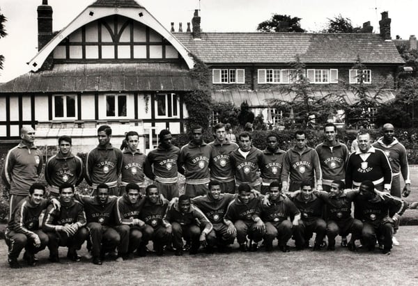 世界杯FIFA体育新闻：1966年英格兰世界杯期间，巴西队在球队下榻酒店的草坪上合影