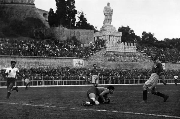 世界杯FIFA体育新闻：1938年6月12日，法国昂蒂布，瑞典队在法国举行的1938年世界杯四分之一决赛中对阵古巴队并获胜。