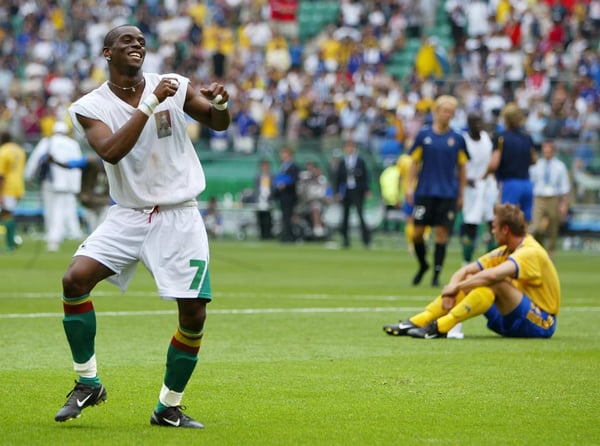 世界杯FIFA体育新闻：在2002年韩日世界杯16强赛中，塞内加尔队凭借金球战胜瑞典队后，亨利·卡马拉在大分向球迷们跳舞庆祝。