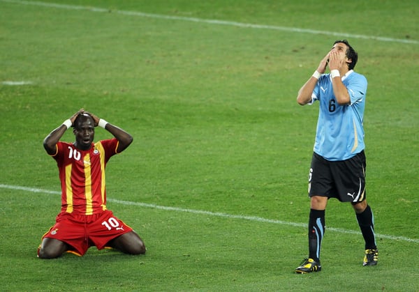 世界杯FIFA体育新闻：在2010年南非世界杯四分之一决赛乌拉圭队点球大战战胜加纳队后，斯蒂芬·阿皮亚双手抱头，悲痛欲绝，而毛里西奥·维克托里诺则欣喜若狂。