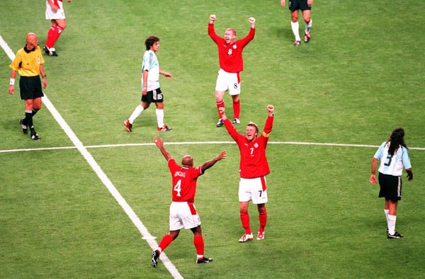 世界杯FIFA体育新闻：在2002年韩日世界杯F组比赛中，英格兰队在札幌以1-0战胜阿根廷队，终场哨响后，索尔·坎贝尔、保罗·斯科尔斯和大卫·贝克汉姆庆祝胜利。