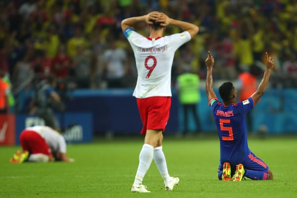 世界杯FIFA体育新闻：在2018年俄罗斯世界杯H组比赛中，哥伦比亚队在喀山战胜波兰队，而威尔玛·巴里奥斯则在一旁庆祝，罗伯特·莱万多夫斯基则流露出失望之情。