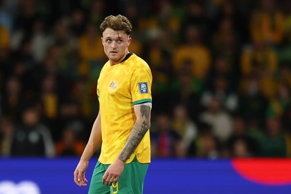 世界杯FIFA体育新闻：哈里·苏塔尔代表澳大利亚队在2026年世界杯预选赛中对阵沙特阿拉伯队