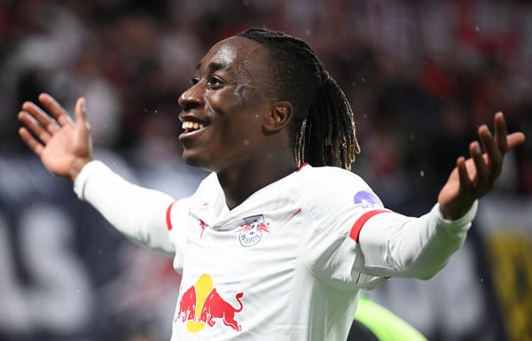世界杯FIFA体育新闻：莱比锡红牛球员扬·迪奥曼德庆祝在德甲联赛对阵斯图加特的比赛中进球