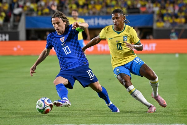 世界杯FIFA体育新闻：2026年3月31日，克罗地亚的卢卡·莫德里奇和巴西的达尼洛在友谊赛中。