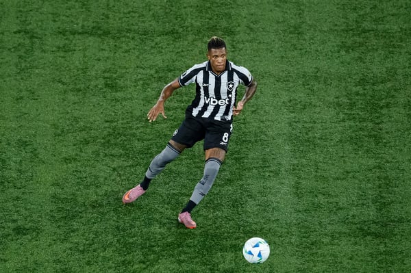 世界杯FIFA体育新闻：博塔弗戈的达尼洛·多斯桑托斯在博塔弗戈和巴塞罗那SC之间的南美解放者杯比赛中传球