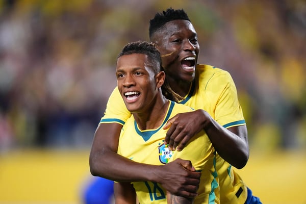 世界杯FIFA体育新闻：2026年3月31日，巴西队的达尼洛（左）与路易斯·恩里克（右）在与克罗地亚队的友谊赛中庆祝进球。