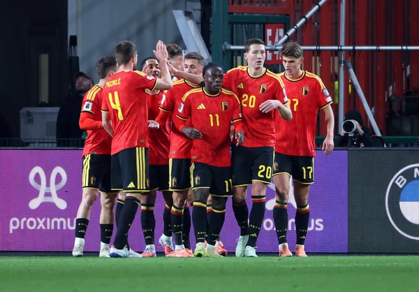 世界杯FIFA体育新闻：在比利时与列支敦士登的 2026 年 FIFA 世界杯预选赛中，比利时球员杰里米·多库（3R）与队友庆祝打入球队的第三个进球。