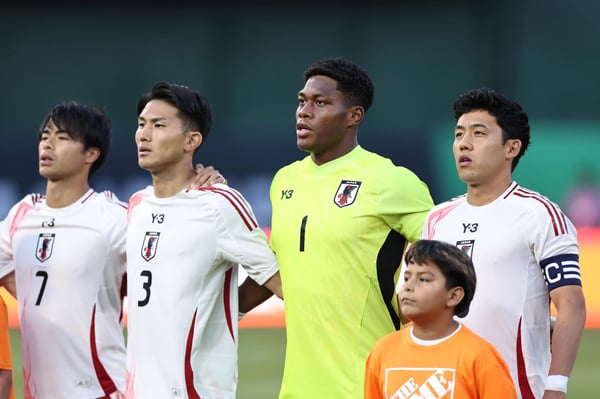 世界杯FIFA体育新闻：2025年9月6日，在奥克兰阿拉米达体育馆举行的墨西哥与日本国际友谊赛前，日本队全体起立奏唱国歌。