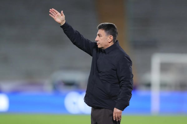 世界杯FIFA体育新闻：伊朗国家队主教练阿米尔·加莱诺伊在与阿联酋的2026年世界杯预选赛中做出手势