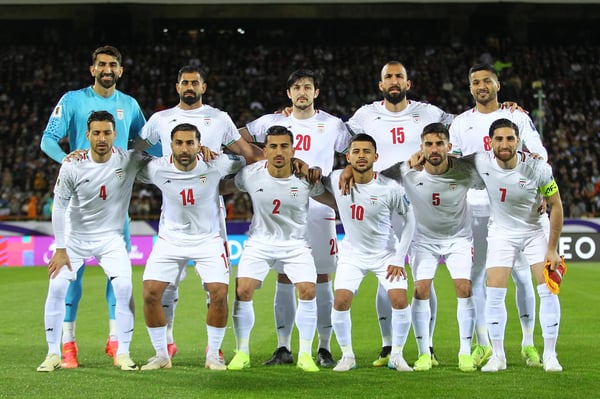 世界杯FIFA体育新闻：伊朗国家队球员在2026年世界杯预选赛对阵阿联酋之前列队。