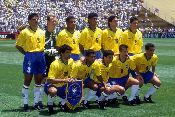 世界杯FIFA体育新闻：1994年美国世界杯B组，巴西队在斯坦福体育场对阵俄罗斯队前列队。