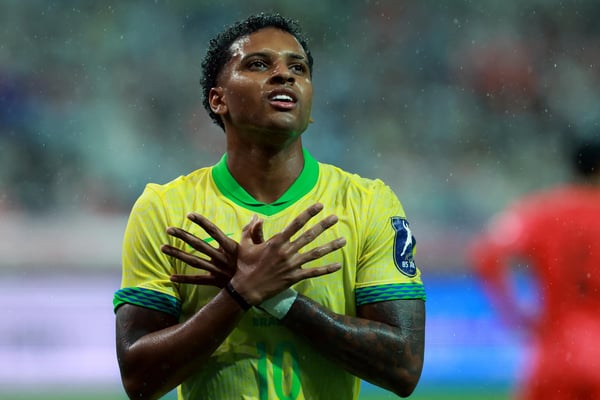 世界杯FIFA体育新闻：巴西队的罗德里戈在攻入球队对阵韩国队的第二个进球后庆祝。