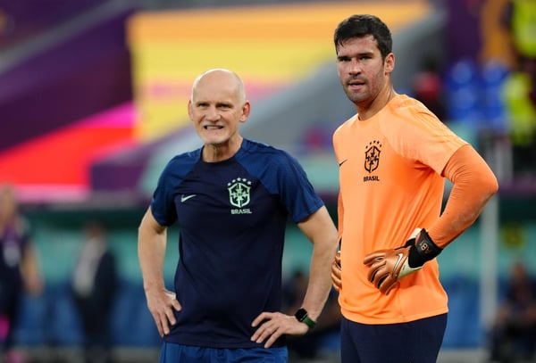 世界杯FIFA体育新闻：2022年11月28日，巴西的塔法雷尔和艾利松。