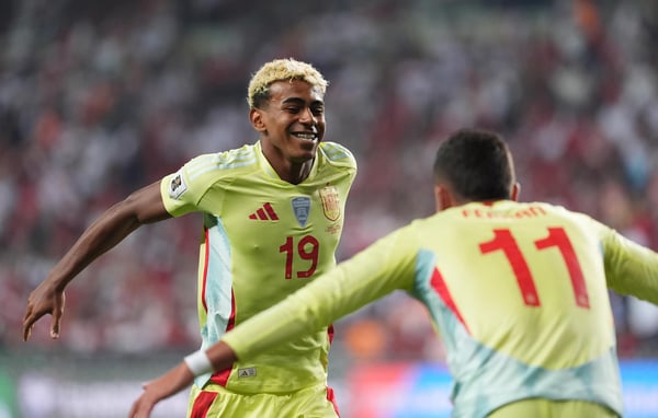 世界杯FIFA体育新闻：2025年9月7日，在2026年国际足联世界杯欧洲区预选赛对阵土耳其的比赛中，西班牙球员拉明·亚马尔和费兰·托雷斯庆祝进球。