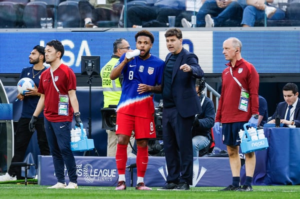 世界杯FIFA体育新闻：2025年，韦斯顿·麦肯尼与美国队教练毛里西奥·波切蒂诺合影