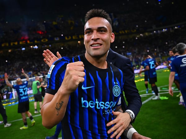 世界杯FIFA体育新闻：国际米兰队的劳塔罗·马丁内斯在国际米兰队与帕尔马队之间的意大利甲级联赛中赢得第21个意甲联赛冠军后庆祝