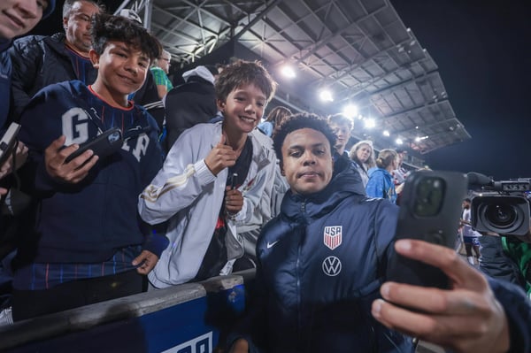 世界杯FIFA体育新闻：韦斯顿·麦肯尼在2025年比赛后与美国球迷合影