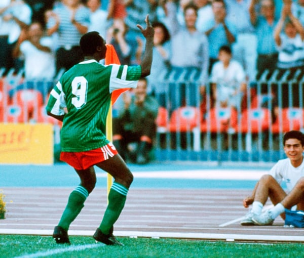 世界杯FIFA体育新闻:在1990年意大利世界杯16强赛中,喀麦隆队在意大利那不勒斯圣保罗球场对阵哥伦比亚队的比赛中进球后,罗杰·米拉在角旗附近扭动臀部庆祝。