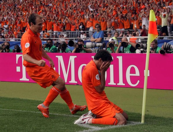 世界杯FIFA体育新闻:2006年德国斯图加特世界杯,鲁德·范尼斯特鲁伊在为荷兰队攻入他在世界杯上的首粒进球后,在角旗前激动不已。他的首粒世界杯进球是对阵科特迪瓦的比赛。