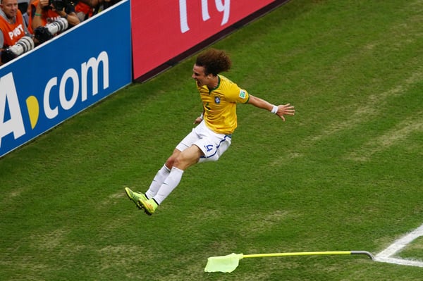 世界杯FIFA体育新闻:在2014年国际足联世界杯四分之一决赛中,大卫·路易斯在福塔莱萨的卡斯特劳体育场为巴西队攻入一球,随后他击落角旗庆祝进球。