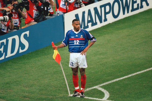 世界杯FIFA体育新闻:1998年国际足联世界杯C组比赛中,蒂埃里·亨利在圣丹尼斯法兰西体育场庆祝法国队对阵沙特阿拉伯队的进球。