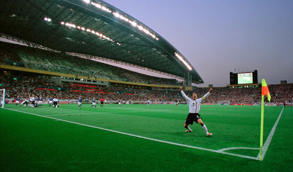 世界杯FIFA体育新闻:在2002年韩日世界杯F组比赛中,英格兰队在埼玉体育场对阵瑞典队的比赛中进球后,大卫·贝克汉姆在角旗前庆祝。